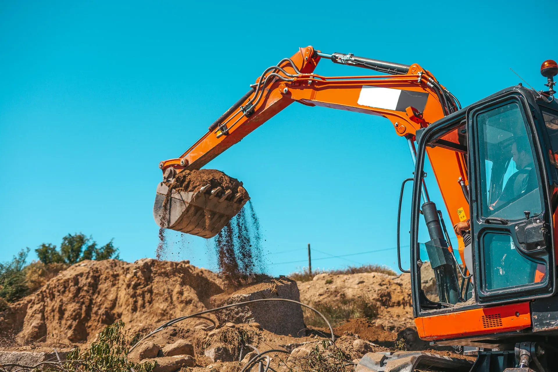 Kompaktbagger bewegt Erde auf einer Baustelle