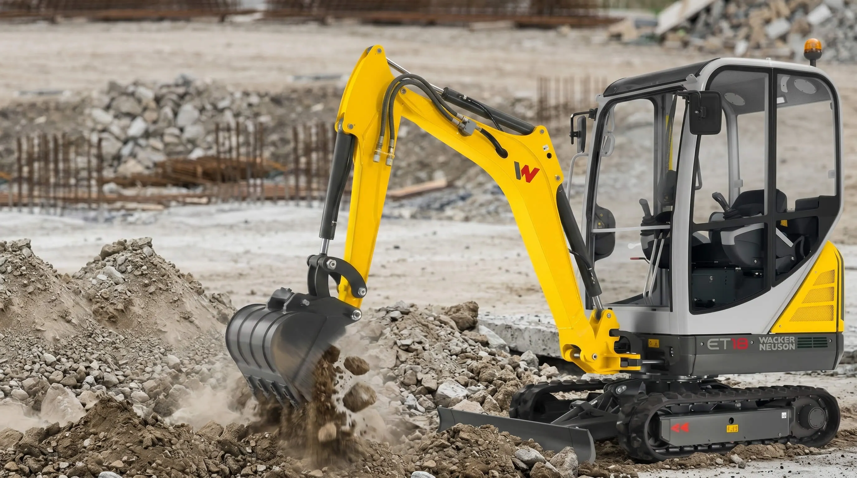 Minibagger (Wacker Neuson ET18) beim Aushub auf einer Baustelle – Erdbau im Bezirk Neunkirchen von TMT Erdbau.