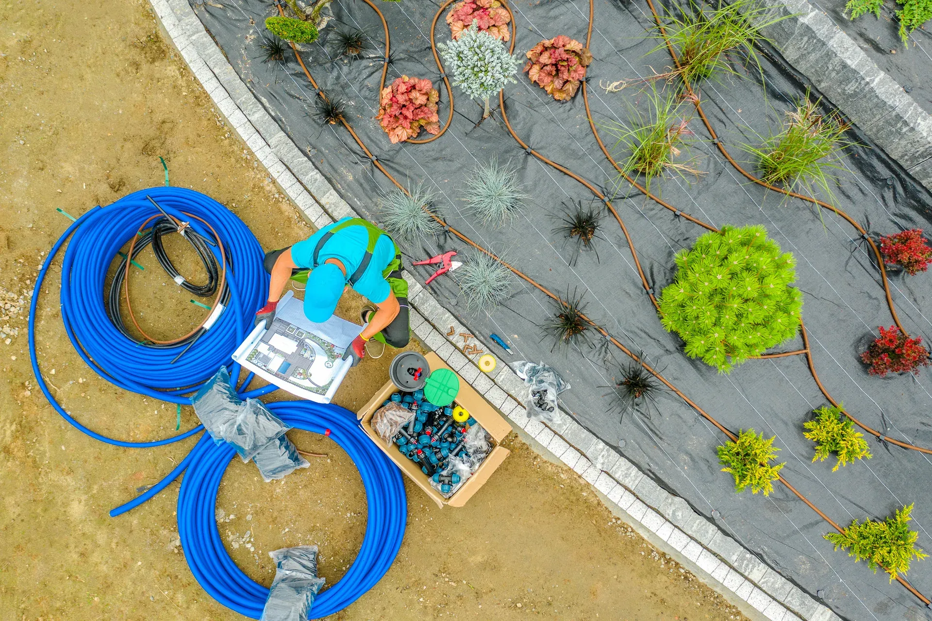 Planung einer Gartenbewässerung mit Verlegeplan und Rohrmaterial, Vogelperspektive